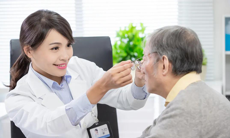 剛進(jìn)入40歲，你能接受戴老花鏡嗎？