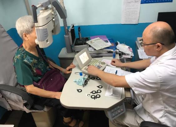 老年人視力較弱，戴老花鏡有哪些注意事項？