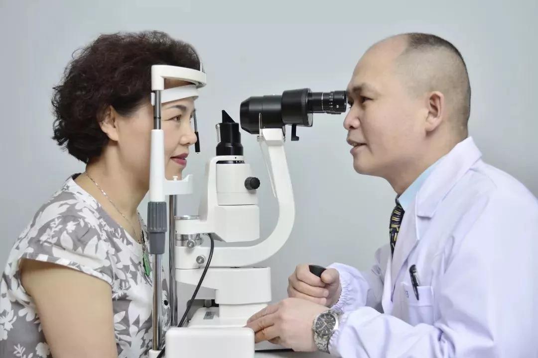 老花眼配鏡前必須驗(yàn)光，還要定期查視力！