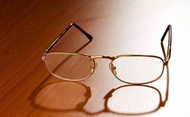 佩戴老花眼鏡，記住這四點，避免對眼睛造成傷害